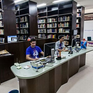 Mesa de estudos com vista para o acervo