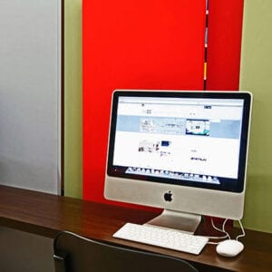 Área de pesquisa com computadores