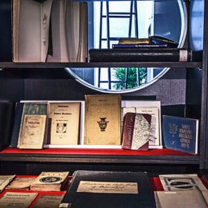Livros históricos em prateleira preservada
