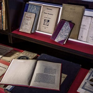 Detalhe de edição histórica em exposição
