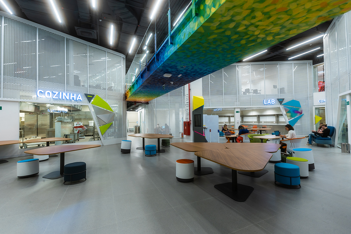 Entrada do campus dentro do shopping