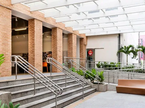 Alunos trabalhando em projeto na Belas Artes