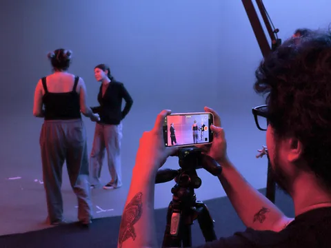 Alunos gravando com celular em aula prática