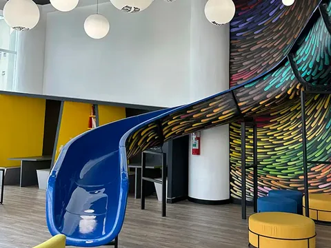 Estudantes no espaço de convivência do campus