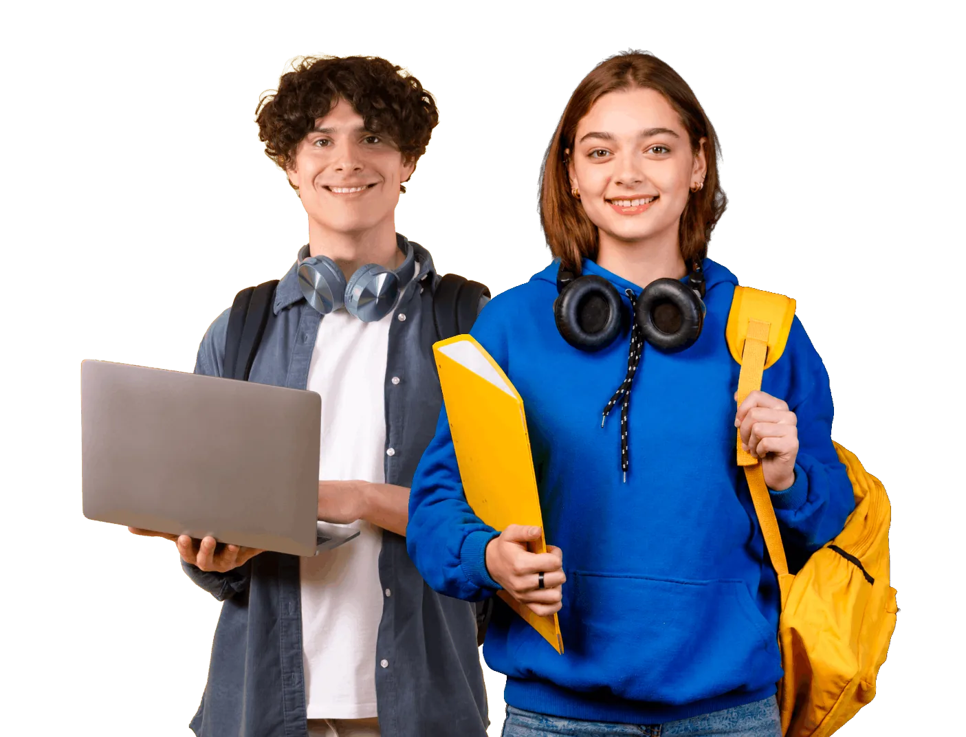 Dois estudantes sorrindo com mochila, fones e notebook